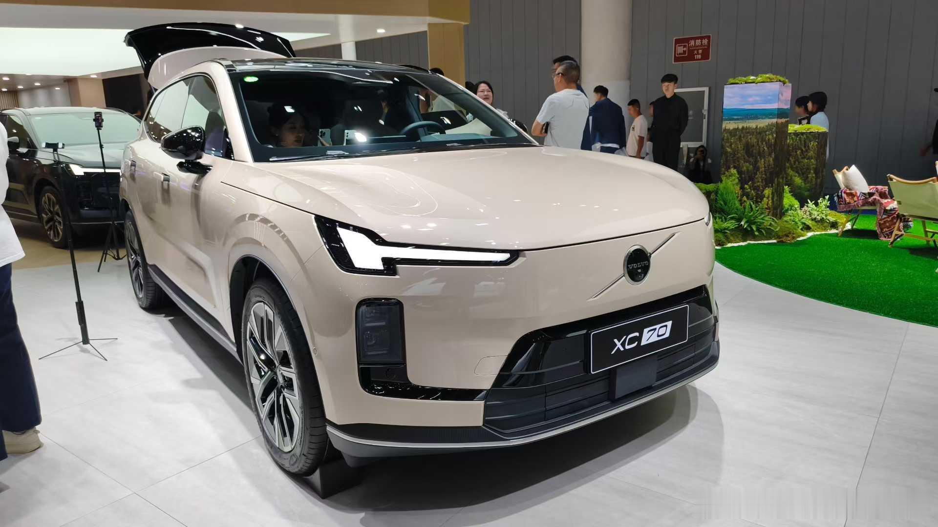 本次成都车展为数不多的新车，沃尔沃全新XC70，提供了7种颜色，整个展台其实只有
