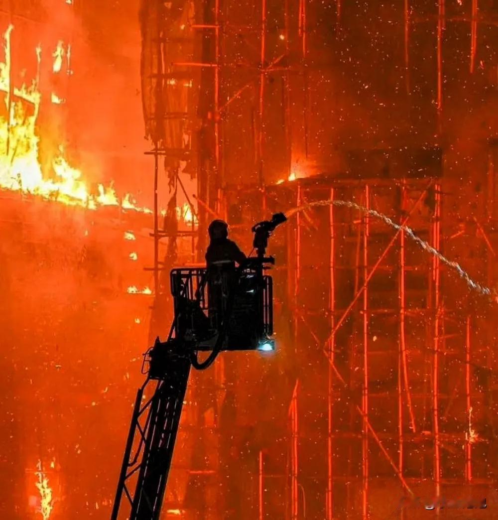 香港大埔这水根本喷不到火上去，为什么不能用人工降雨呢？最近大埔着火那事儿