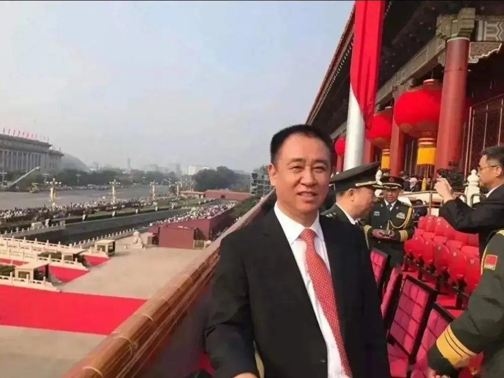 许家印一审被判无期2021年建党百年的时候，爱马哥还作为代表登上过城楼。这才短