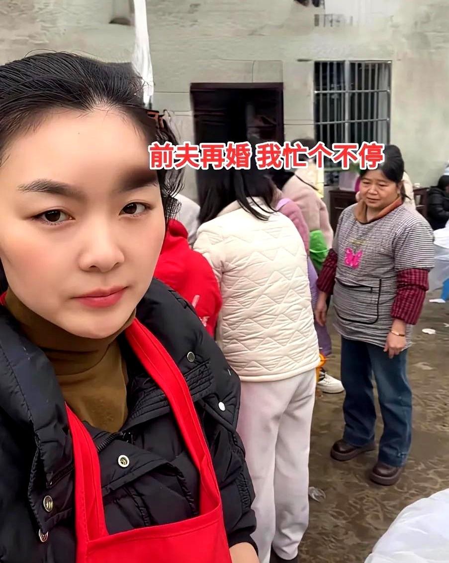 据《贵州都报》视频号披露，上周贵阳一家酒楼的婚礼现场出现了罕见画面，男方的前妻特