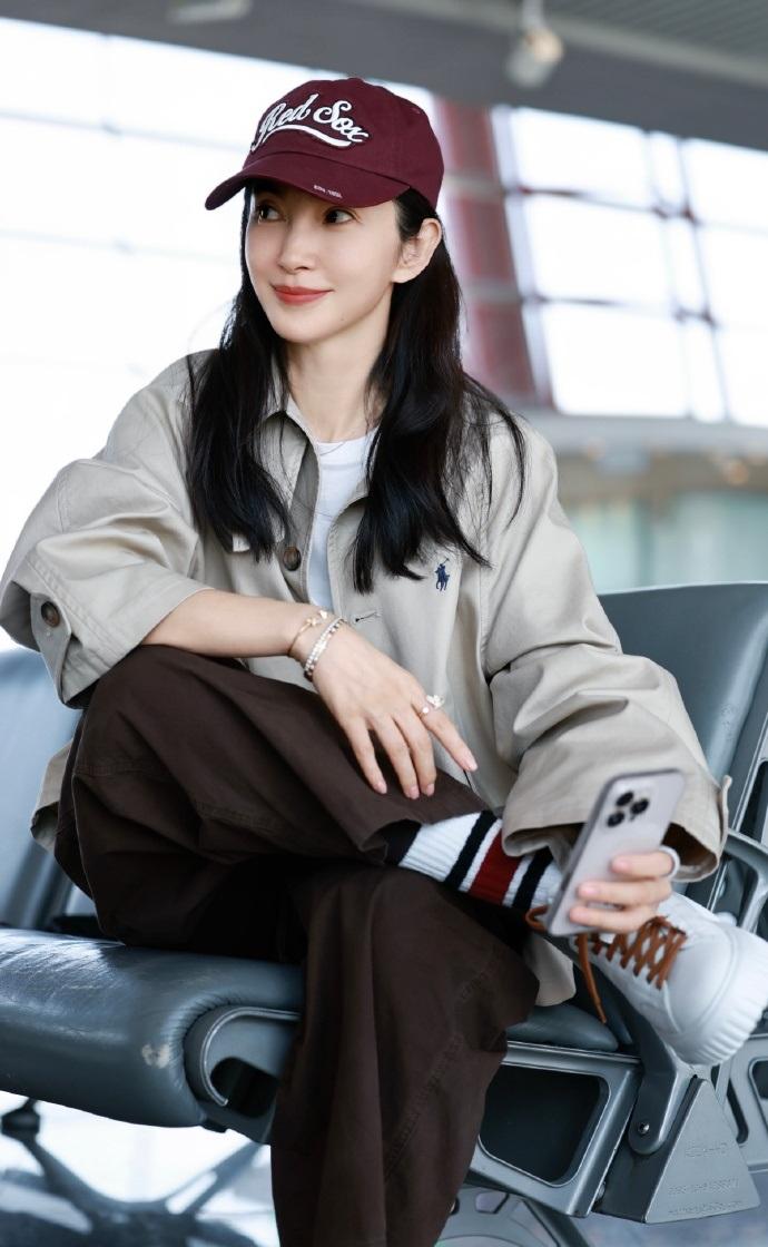 最近李冰冰亮相机场，她这次搭配的很有潇洒时尚范儿，也很有复古文艺范儿。李冰冰