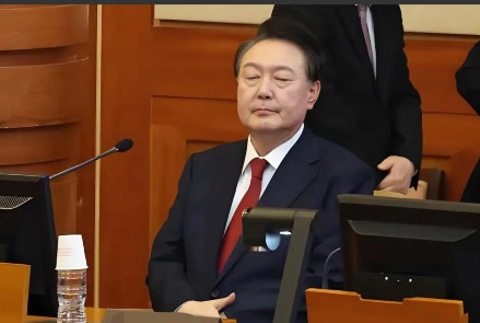 “尹锡悦这下踢到铁板了，从上台就积极调查前总统朴槿惠，把她送”进监狱，现在遭遇李
