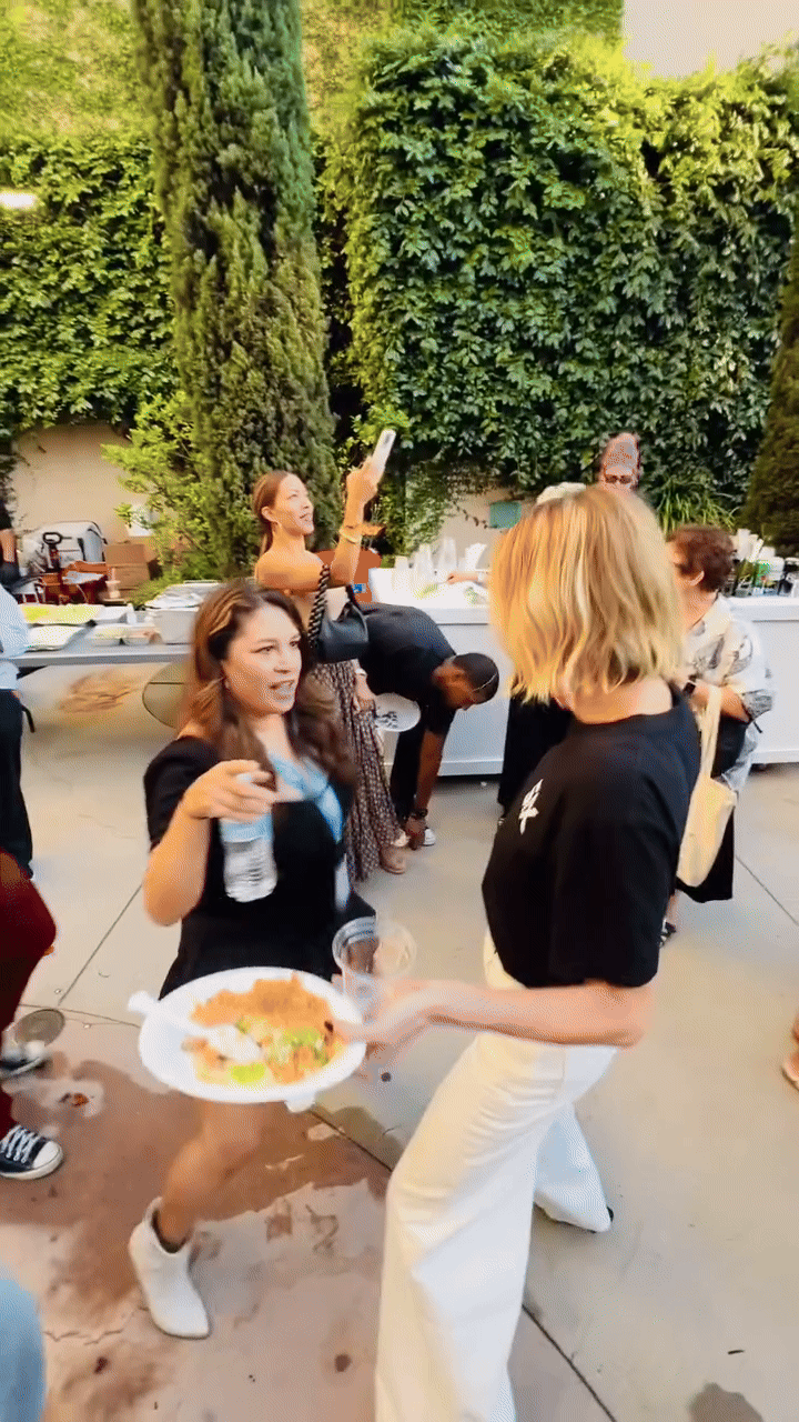 likemotherlikedaughter，但小八月是真的会扭，难怪当妈