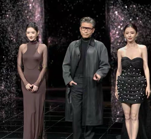 王玉雯，李乃文，佟丽娅同台亮相，玉雯和丫丫身材真亮眼