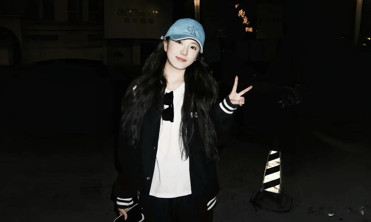 月华如练，夜色如墨。