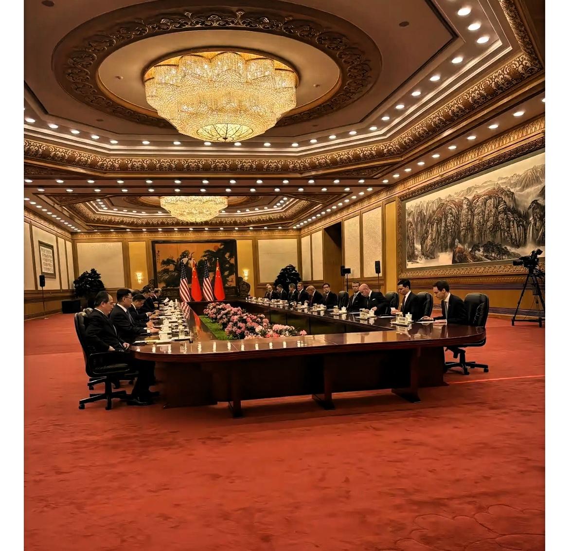 内场全景视角第一站：人民大会堂东大厅。东大厅的装饰主要以红色为主色调，运用传