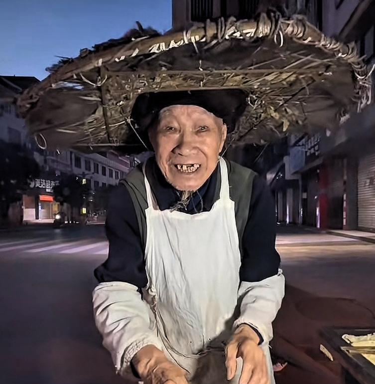 “卖的是情怀！”四川乐山，一90岁老人凌晨就在街头摆摊卖粽子，惊人的是30年没想