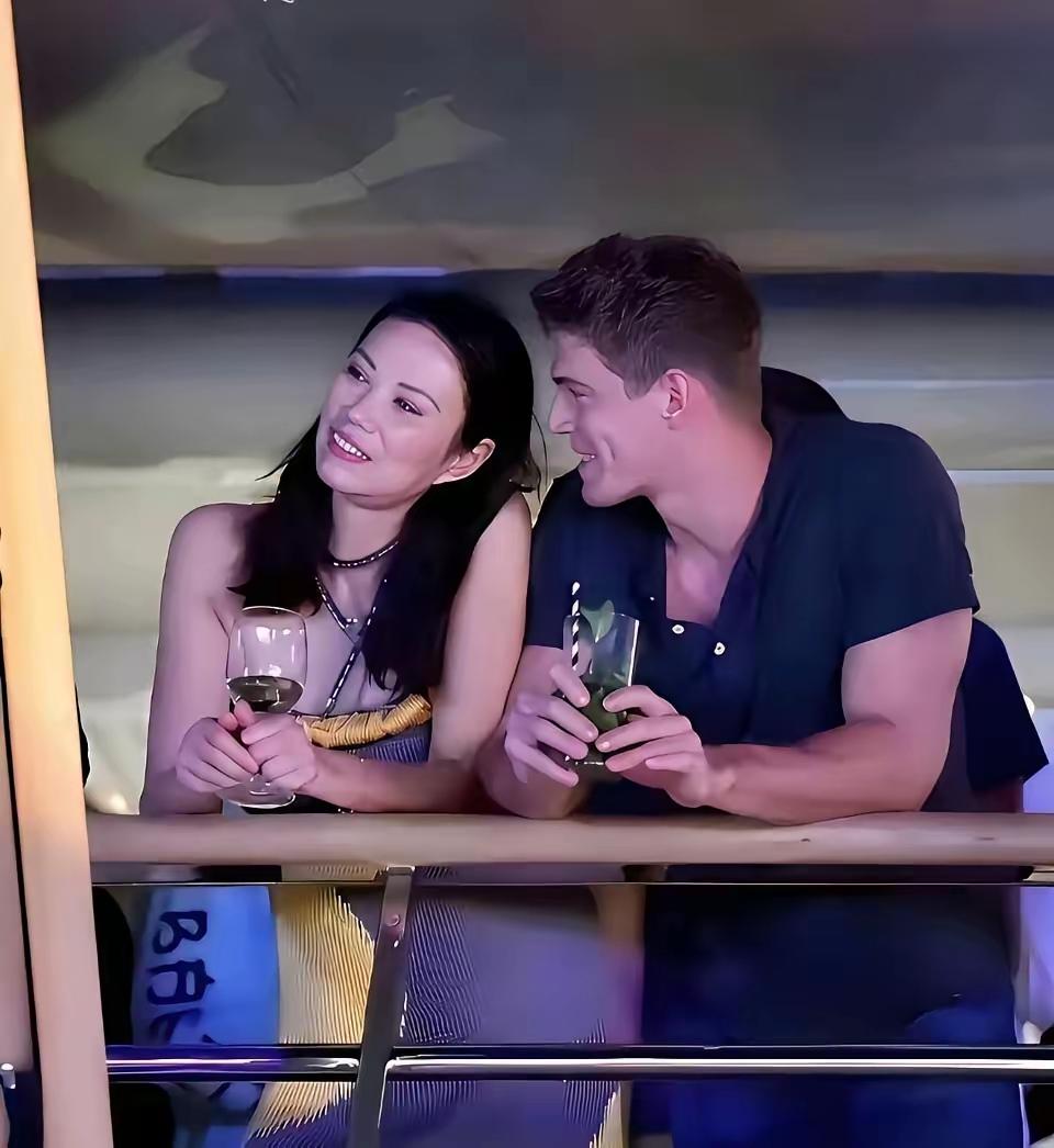 作为女人，邓文迪无疑是成功的30岁时能配80岁，60岁时能配20岁，她的字典里
