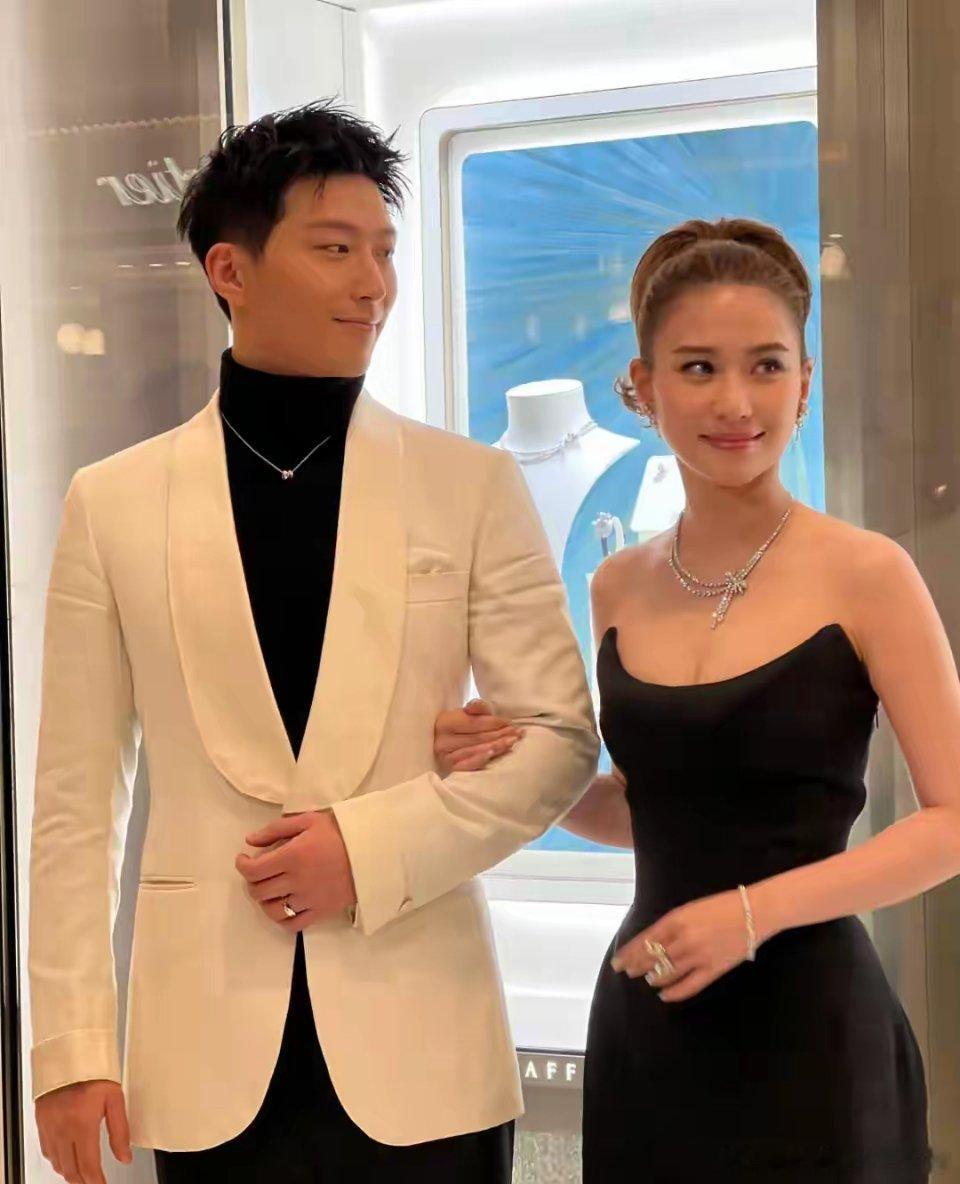 窦骁婚变风波后再现身，面容浮肿眼还小、颜值暴跌，左手仍戴婚戒从现场照片来看，37