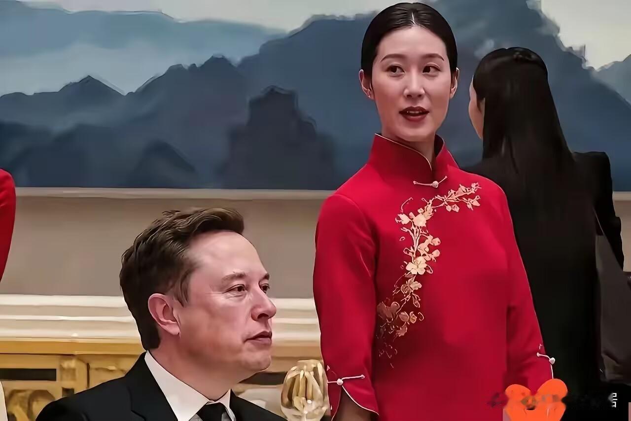 不知道大家注意到没，国宴上站在马斯克身边的这位女服务员，感觉她身上的那种气质可真
