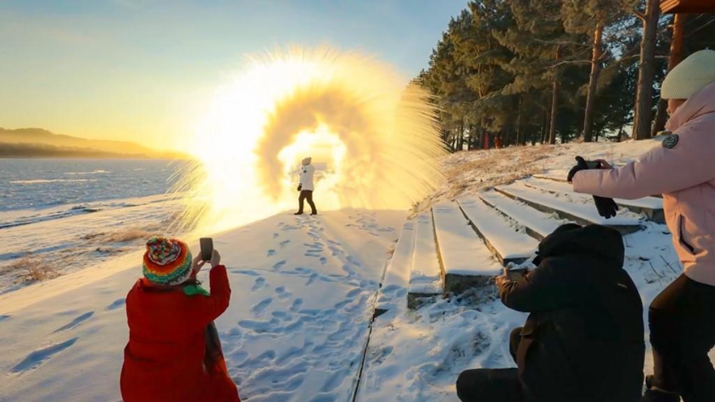 作为中国最北端的城市，漠河的冷从不是传说，而是能亲身触摸的“极寒魔法”——这