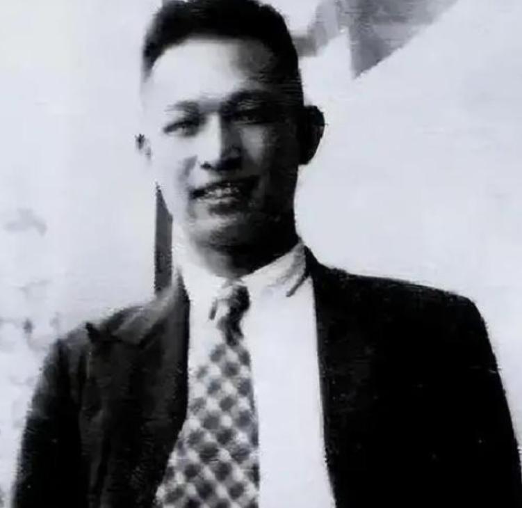 这个港商郑庆飞，生父是革命烈士，母亲再嫁的对象是徐向前元帅，而他那位同母的弟弟如