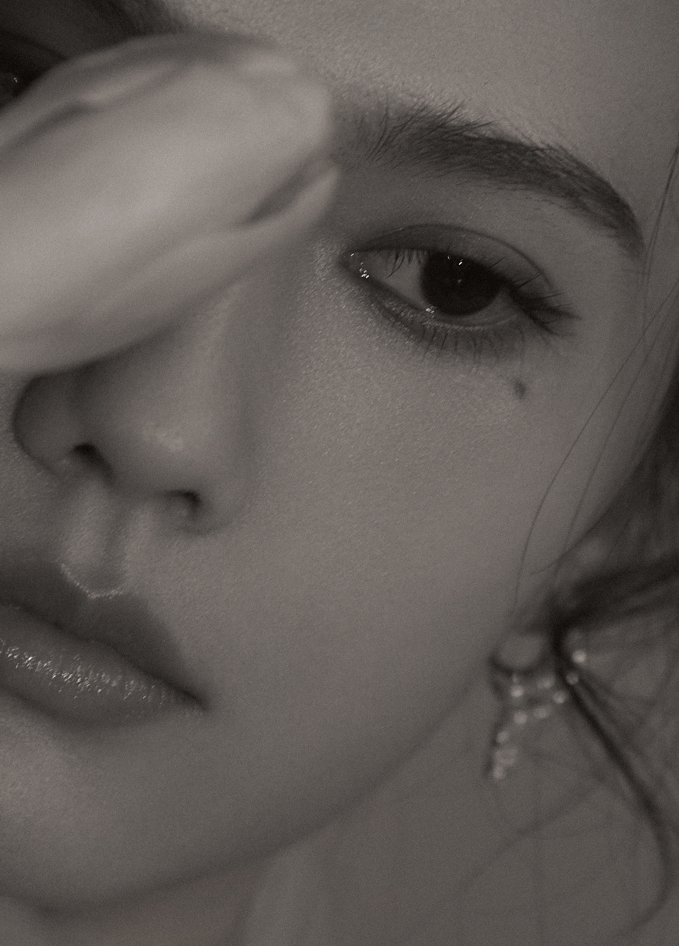 姜珮瑶白色蕾丝纱裙：花漾芳迹，层叠绽放。姜珮瑶