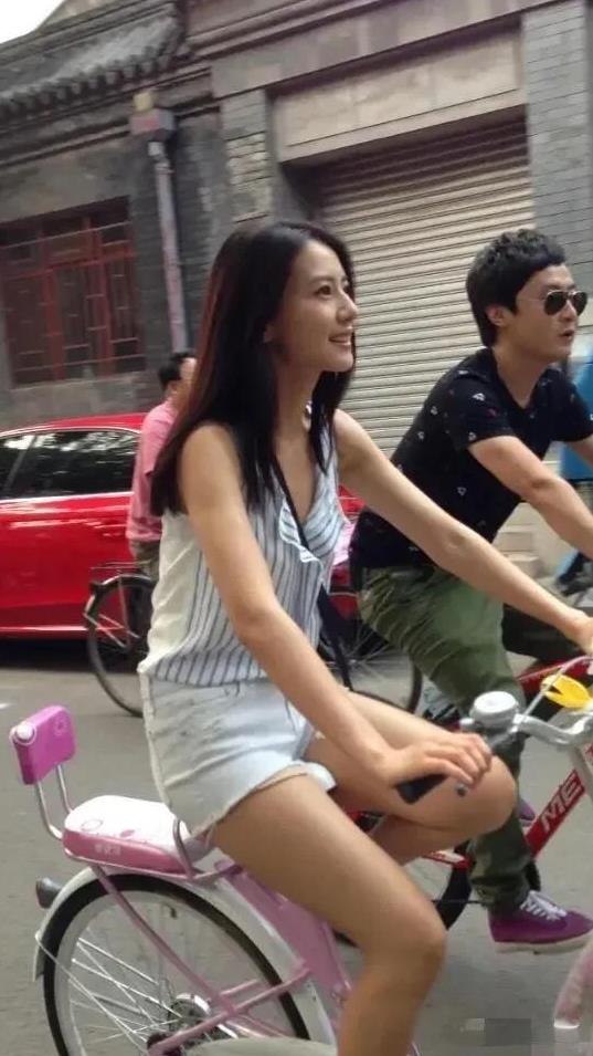 以前的女神很多都是这样，清水出芙蓉天然去雕饰，自然美女在这一刻具象化了。除了高圆
