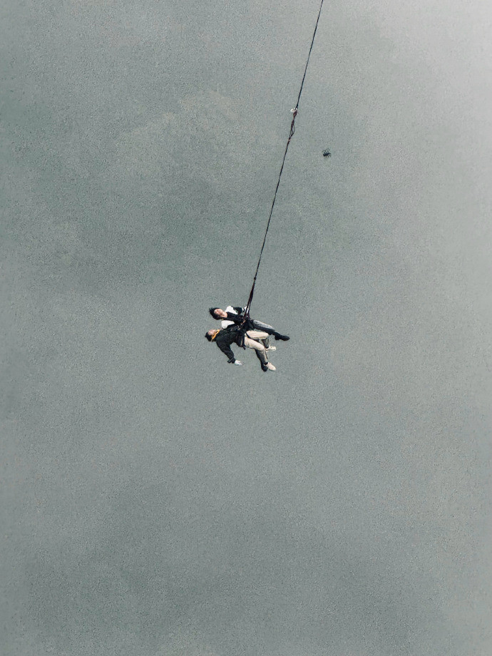 刘耀文王鹤棣蹦极合照释出，刘耀文坦言没喊我很帅，率性表达勾勒鲜活模样。刘耀文蹦极