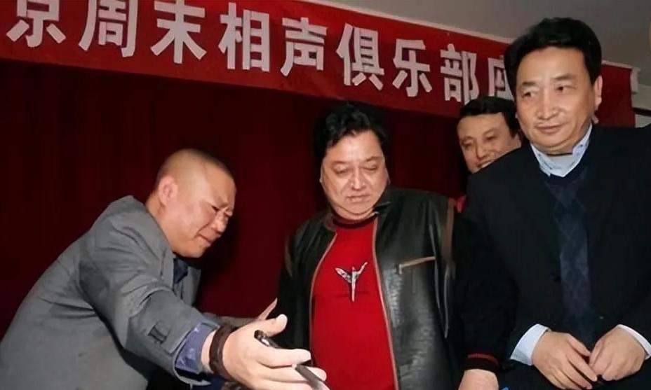 4位相声演员同框：我认出了穿着黑色皮夹克的资深相声演员李金斗与宽额朗目、气色盈和