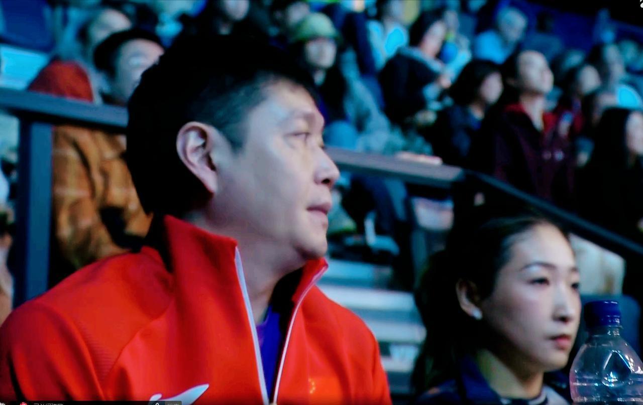 大家发现了吗？刘诗雯看孙颖莎打球，嘻嘻哈哈而且身边人也换成了邱贻可。但是看