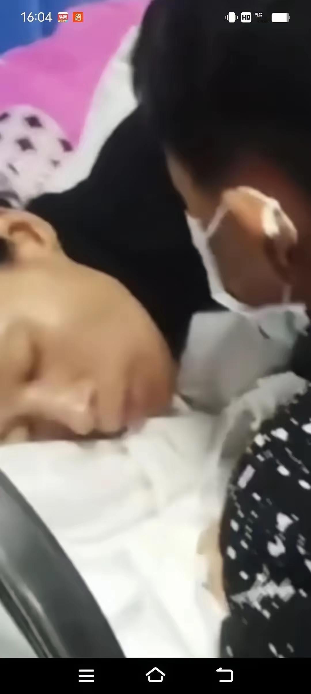 湖南岳阳，医院住院部六楼的走廊上，一个11岁的男孩跪在病房门口守着妈妈，母亲是癌