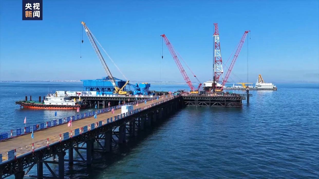 震撼！大连黄海巨龙初现，25公里跨海天堑变通途，三万岛民命运从此改写，东北出海新