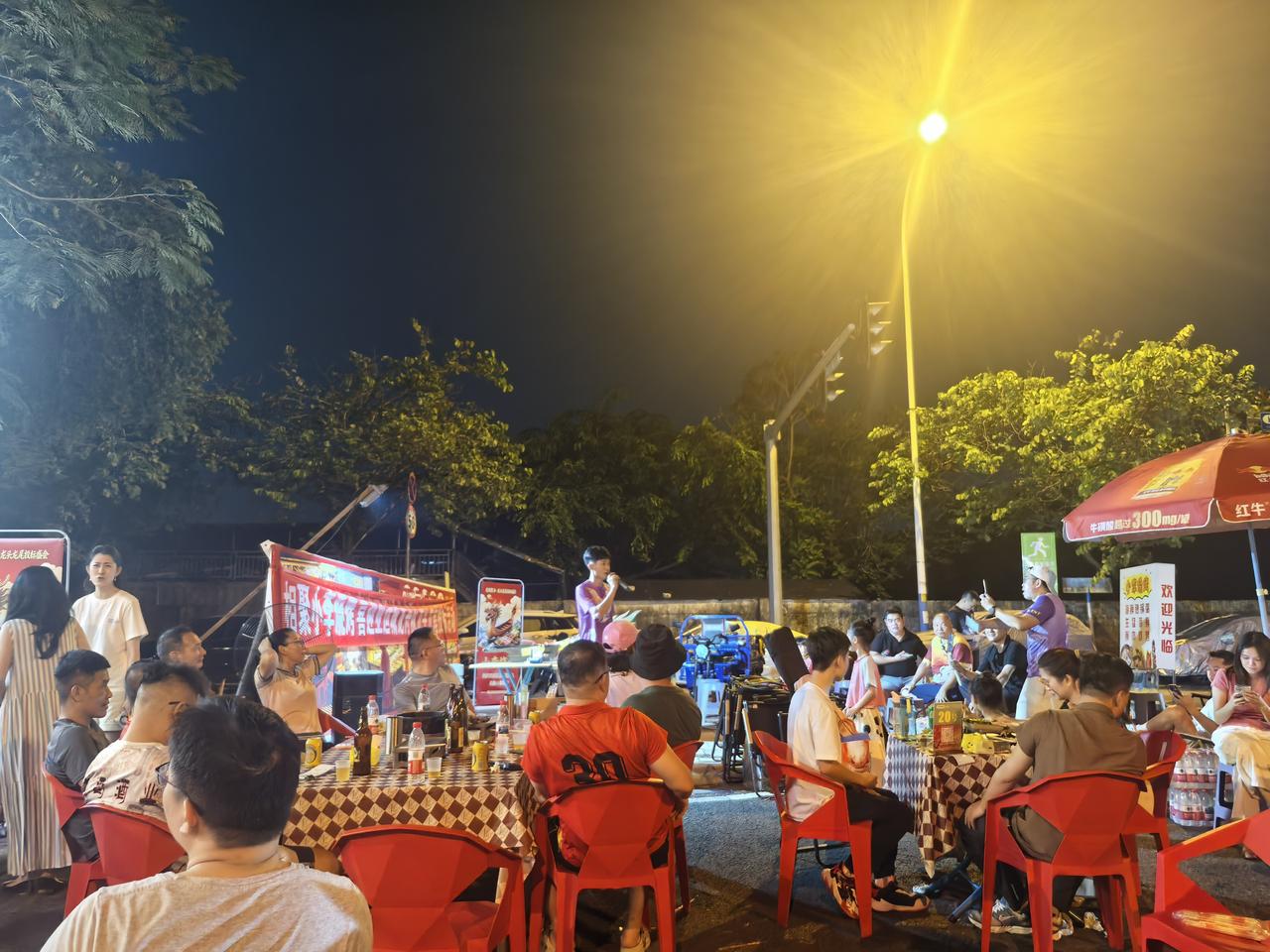 昨夜，潮汕少妇盛情邀我共赴夜宵之约。她点了一大份鲜香四溢的海鲜粥，我们二人相对而
