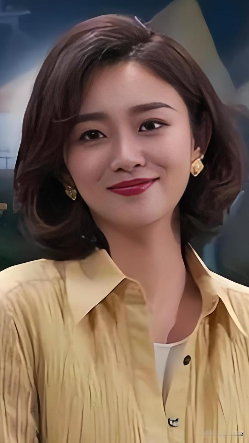 央视主持人，李七月。不止是外表清秀漂亮，更是知性温婉、兼具烟火气的耐看型美人，温