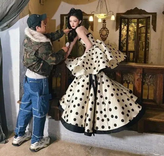 尖叫之夜最尴尬当属林允，造型翻车，还摔倒。林允在走红毯环节，因踩到自己的裙子摔