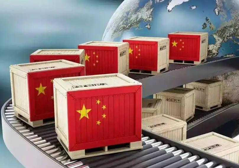 一个“诡异”的全球经济食物链正在形成：欧洲人省吃俭用压低工资，把存下来的钱送去美