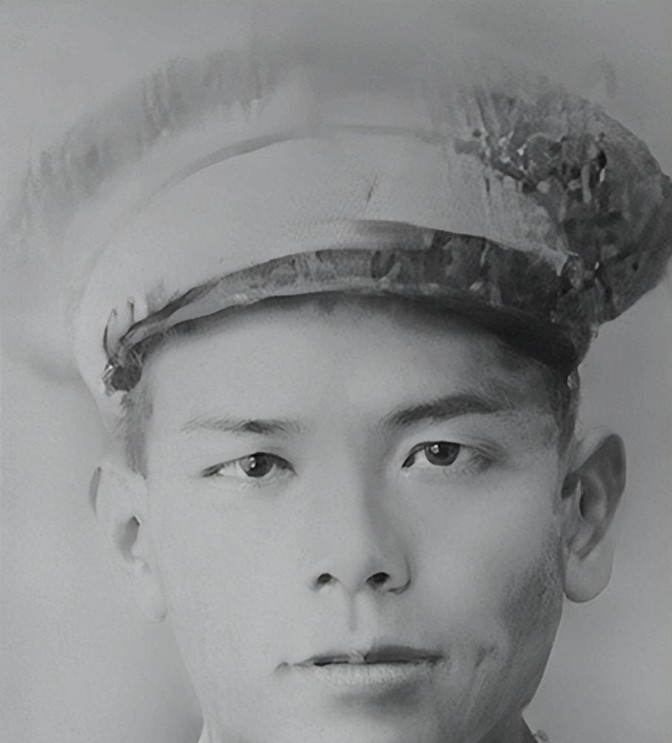 1949年12月，胡宗南在逃离成都前，交给副官一张机票和十根金条说：“你交给扩大