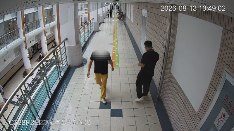 #男子医院徘徊偷走孩子金吊坠#【上海男子在医院内逗留徘徊，趁机偷走小孩金吊坠