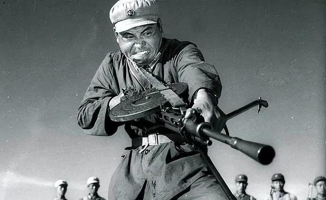 1942年春，五十多个中共的高级干部，被自己人卖了，困在甲山顶上，面对三千日军围