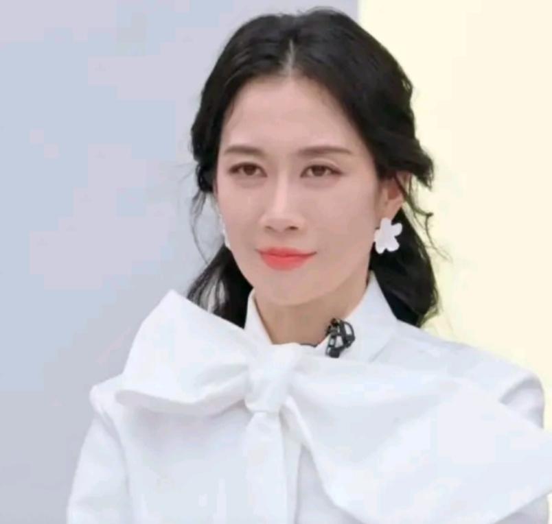 温峥嵘到底退没退出《乘风2026》？一天听到两个不同的说法。一开始有些自媒体