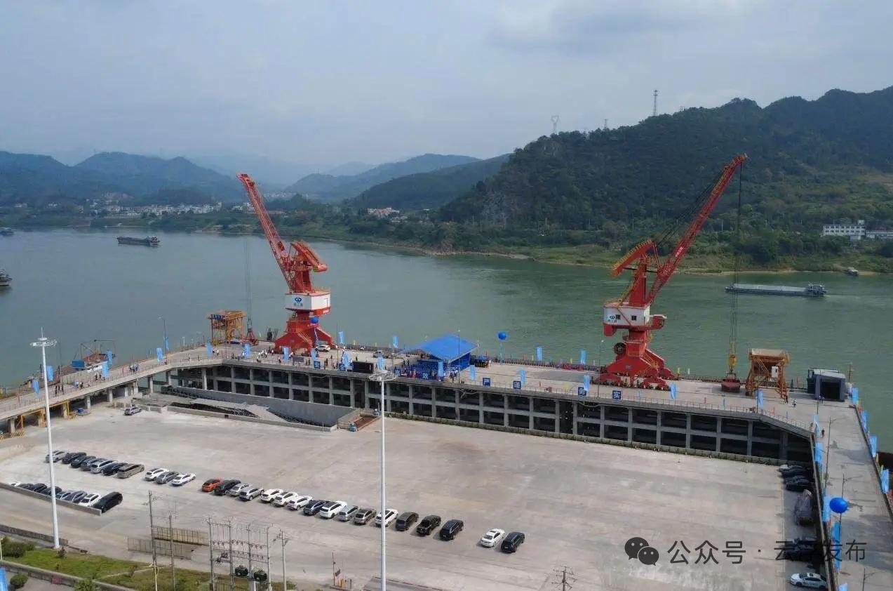 云浮又多一个大型港口，那就是位于云安六都的西江港，投资2亿元建设，拥有2个300