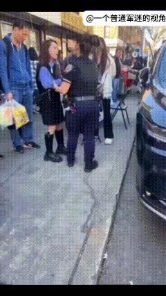 美国纽约市，一名二洋人妇女因为摆摊儿被美国警察当场铐起来抓走，尽管她一再和警察说