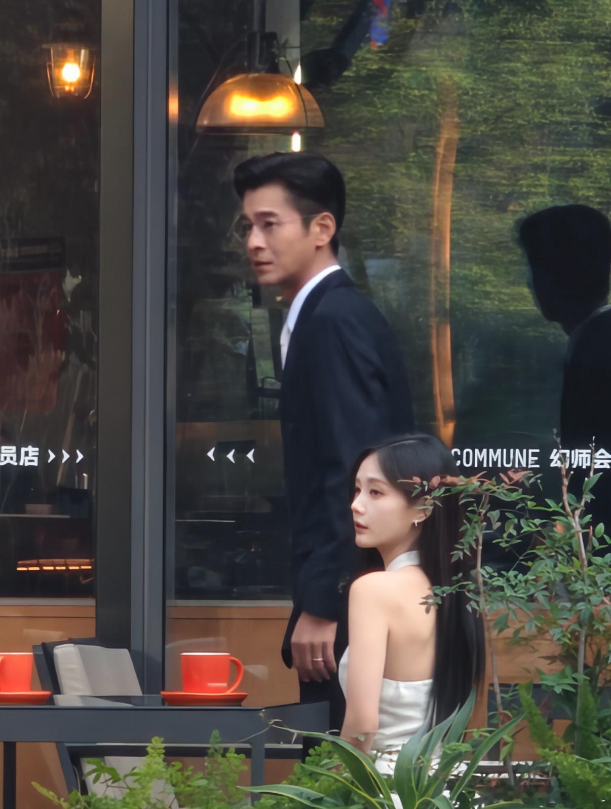 路人偶遇乔振宇李一桐拍戏