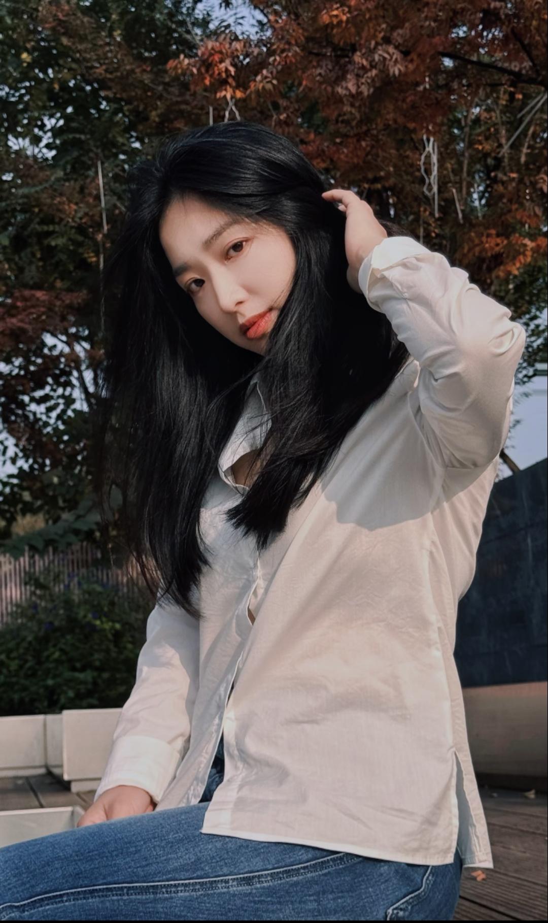 秋风吹发丝，红叶映美人。