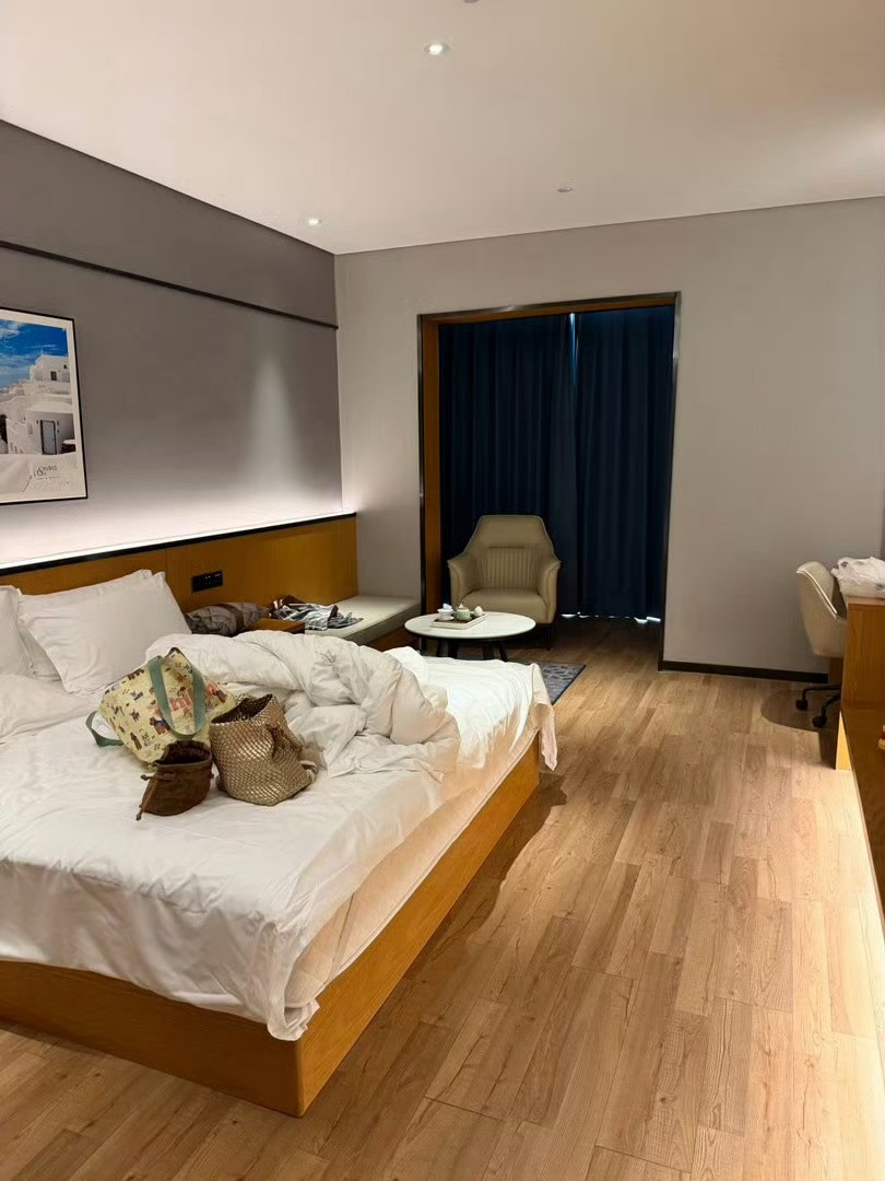 这么豪华的酒店，可惜身后空无一人