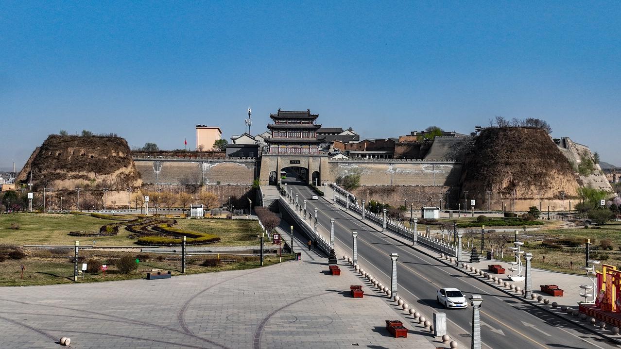《庆城南门》：庆城的变化，南门算是比较大的，不仅恢复了古建筑的城楼，修复了城墙，