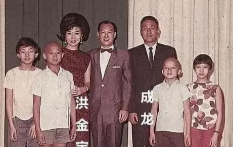 一次颁奖会上，成龙怕洪金宝热着，一直给他扇风，站着扇累了，又坐着扇。而洪金宝一副