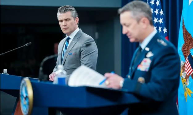 美防长赫格塞斯发出震惊世界狂言！4月24日，美国国防部长赫格塞斯在五角大楼的