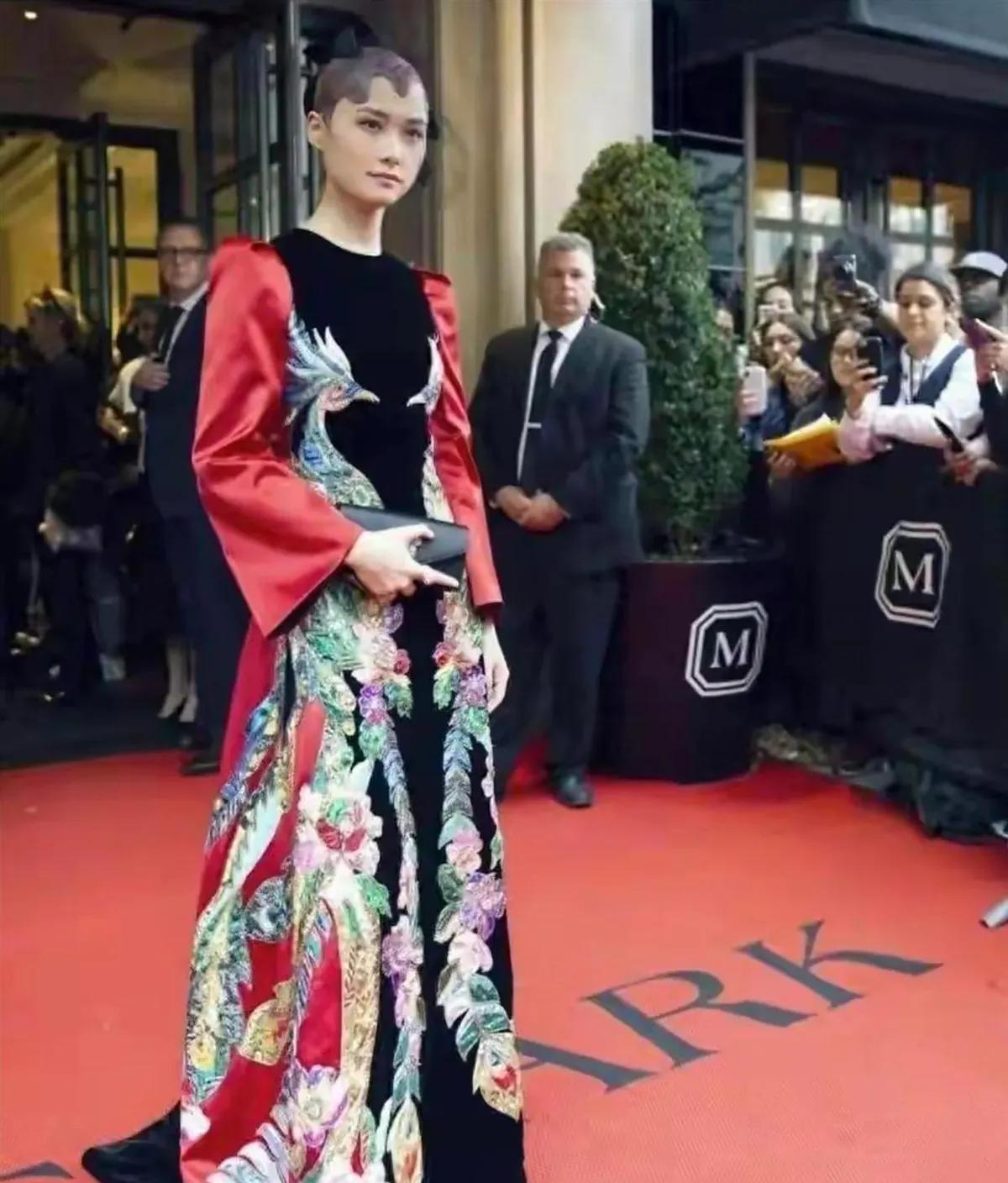 李宇春太敢穿啦！不过这样穿真的好显身材啊！李宇春总给人一种特别美感，李宇春是娱