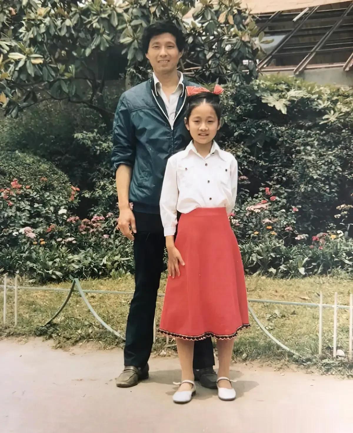 谁曾想，这张照片里的小姑娘二十年后，成为了一线女明星！进入演艺圈的她，早年就出