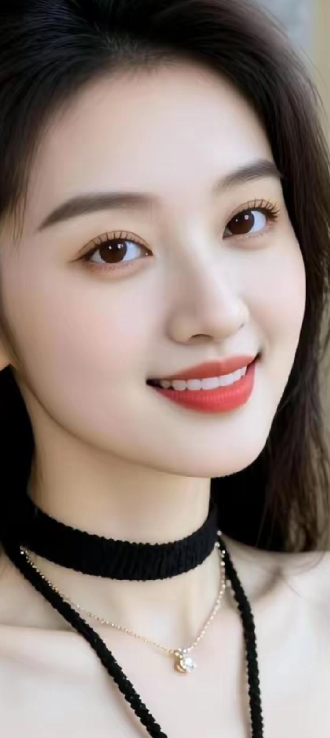 甜美笑容，黑颈圈与珍珠项链的完美搭配，少女心爆棚！💖✨