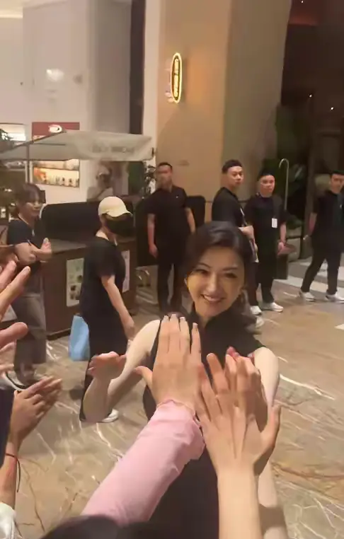 景甜本人就像行走的白瓷花瓶