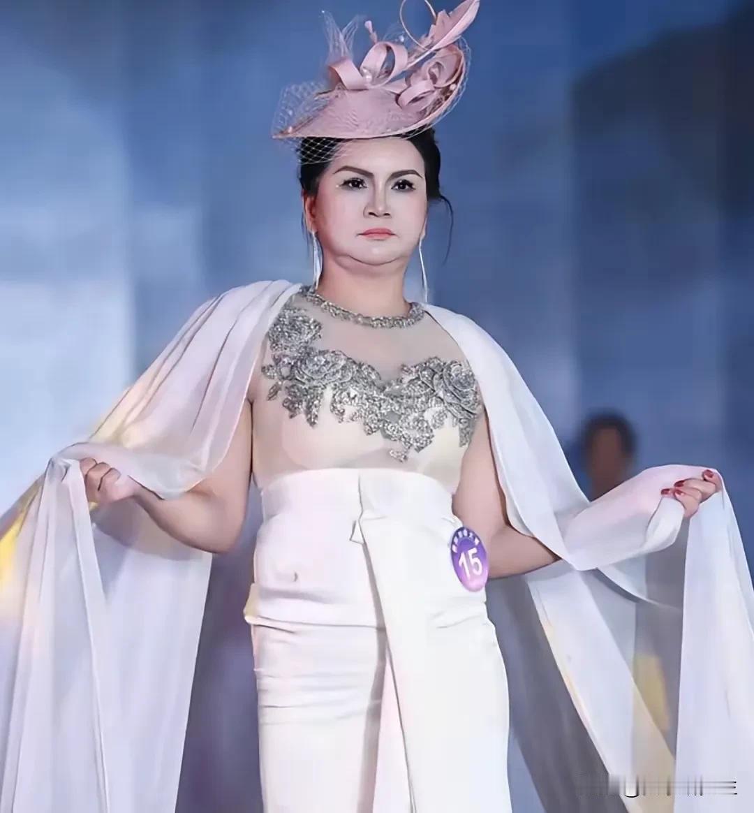 模特大赛这出戏，比台上的走秀还好看。15号选手戴上冠军绶带的视频在网上传开