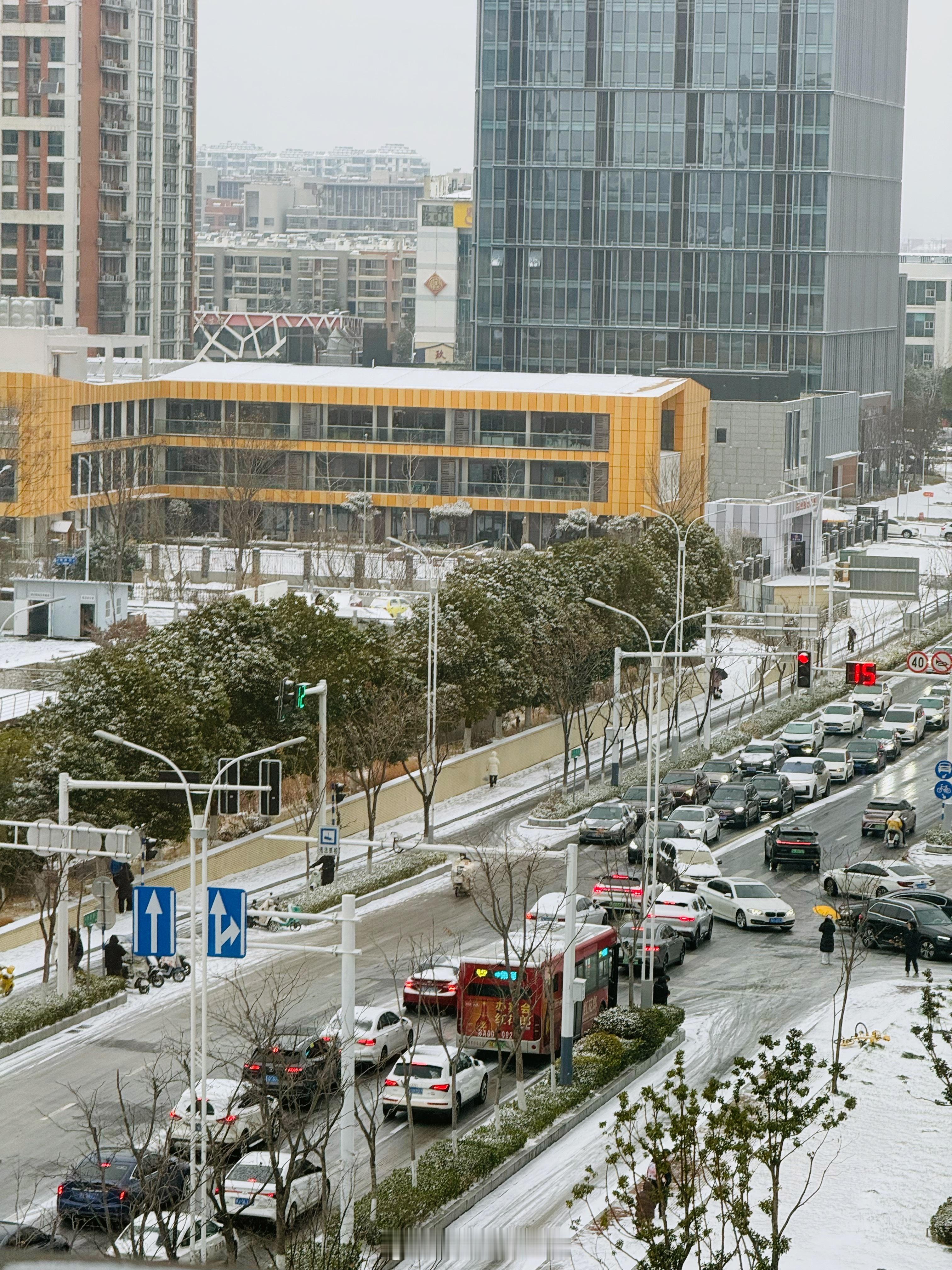 一到下雪天，路上就堵的动不了南京下雪南京南京