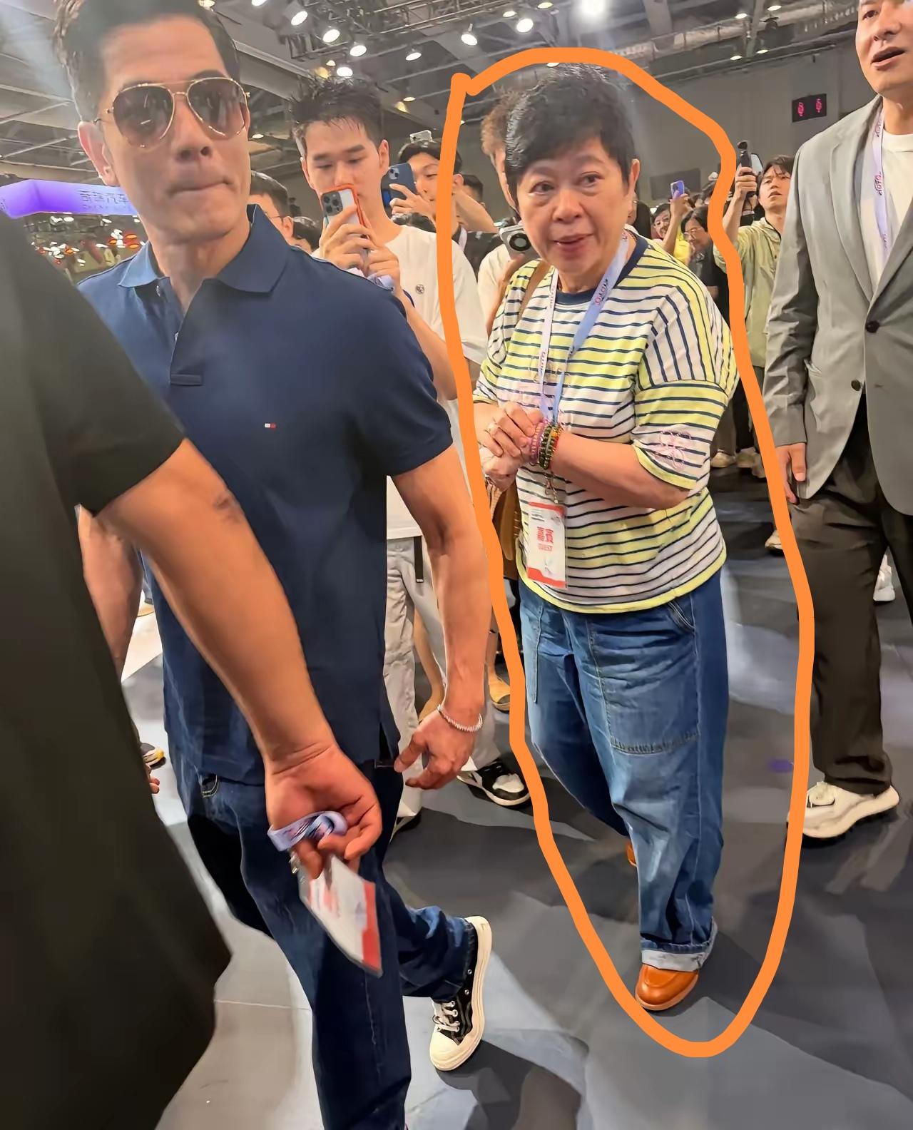 从前总觉得郭富城的经纪人小美应该是个明艳美人，今日才知她现在的外表只是普通中年大