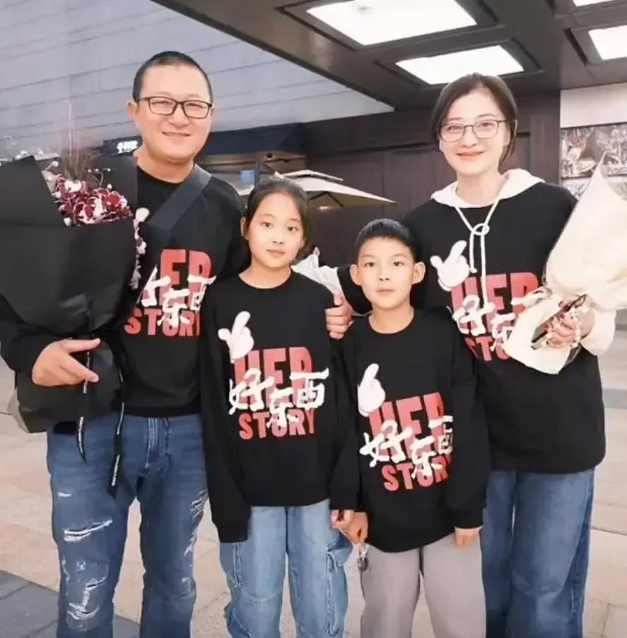 梅婷一家四口合影。她的女儿快快长得像她，而她的儿子阳阳长得像她丈夫曾剑。50岁