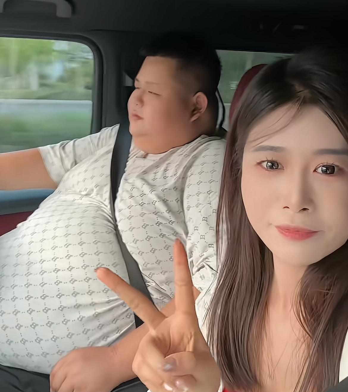 “大胃袋”良子又换“女友”了，和助理躺在床上，感慨的表示：离婚快十年了。日前，
