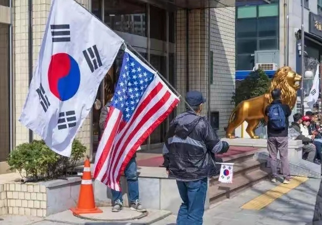 为了引进美国“萨德”系统，韩国前总统朴槿惠付出了坐牢5年的代价；而为了支持韩国部