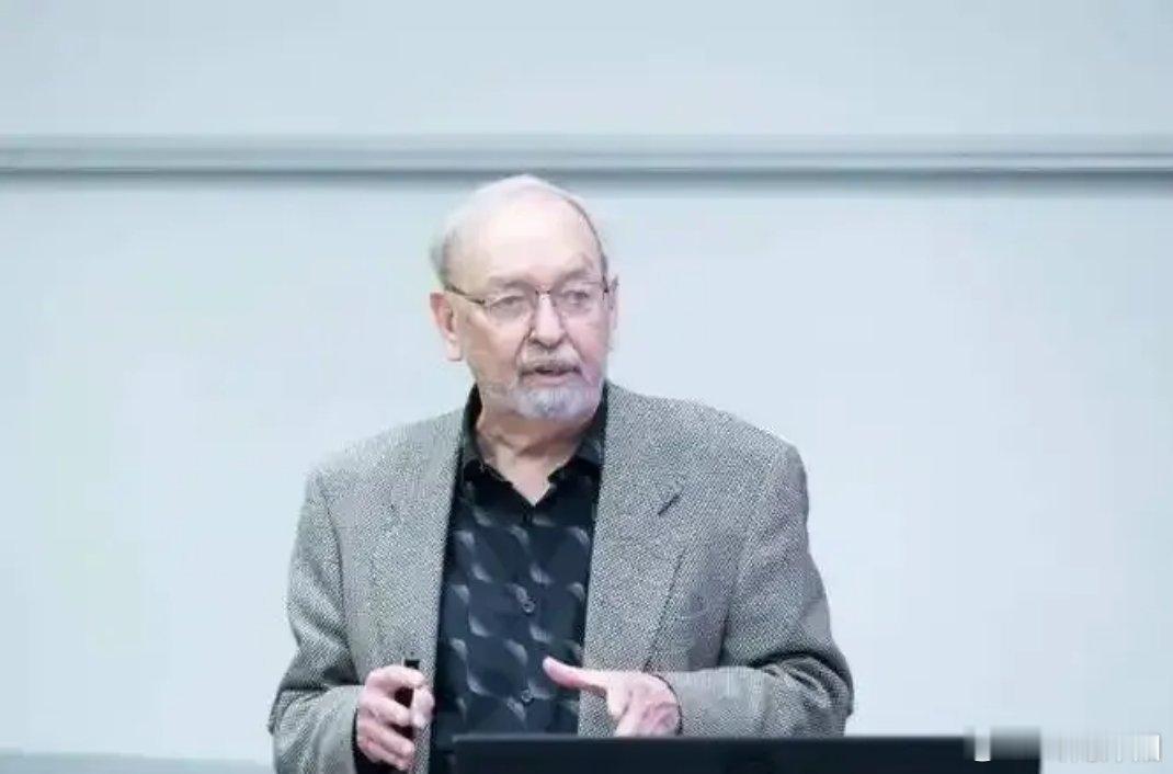 一位美国学者曾坦言，过去他始终无法理解，为何中国人普遍反感国内那些崇洋媚外的群体